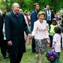 19. mai: Kongeparet deltar ved åpningen av Prinsesse Ingrid Alexandras Skulpturpark. Foto: Lise Åserud, NTB scanpix